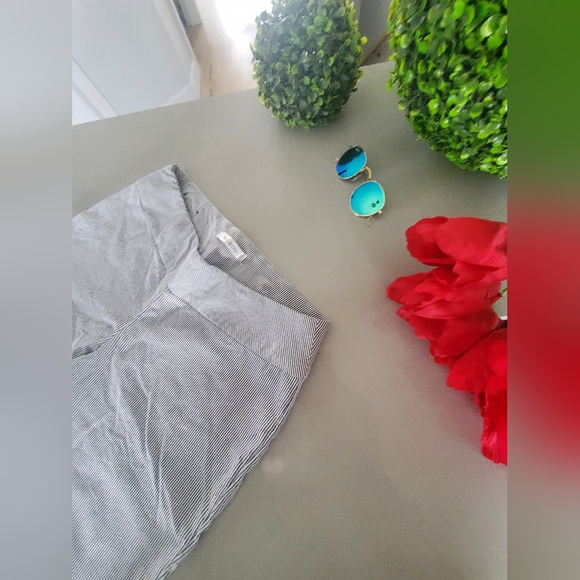 S.C. & CO. Beau bermudas rayé de couleur bleu-gris et blanc - Picture 3 of 8